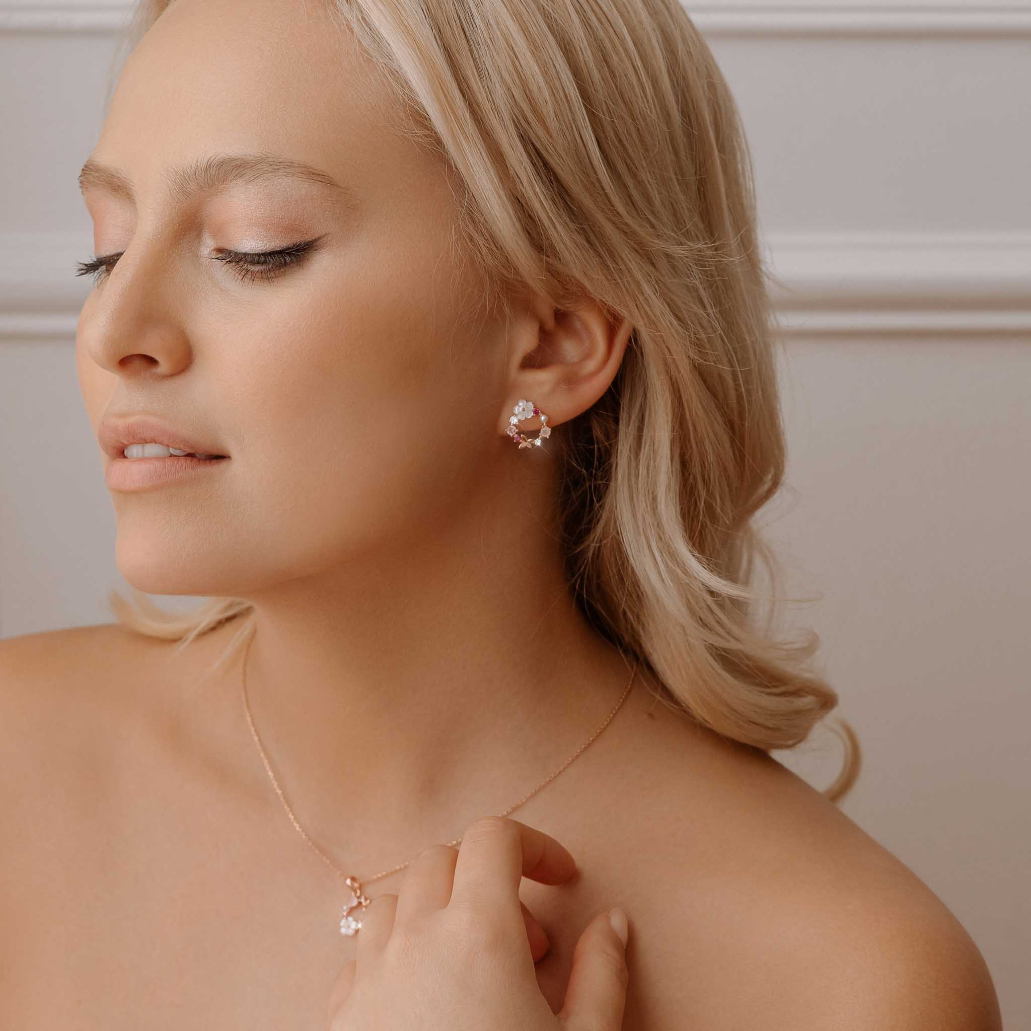 2-delige bloemen hoopoorbellen - verfijnde roze edelstenen en bloemaccenten voor dames