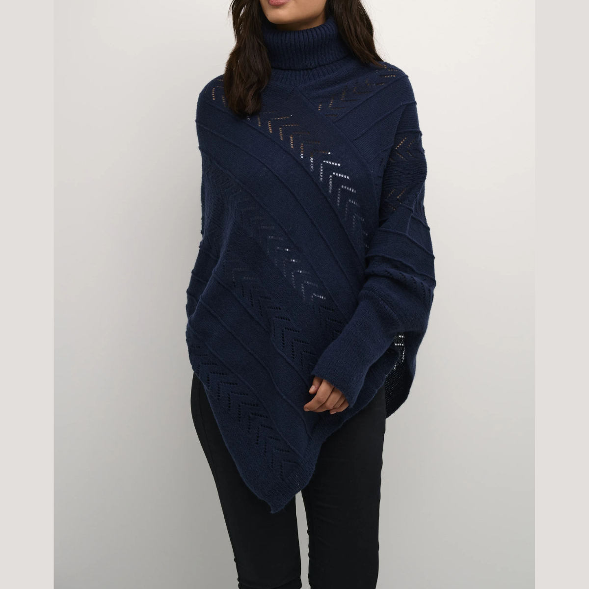 Gebreide poncho met hoge hals - elegante damestrui