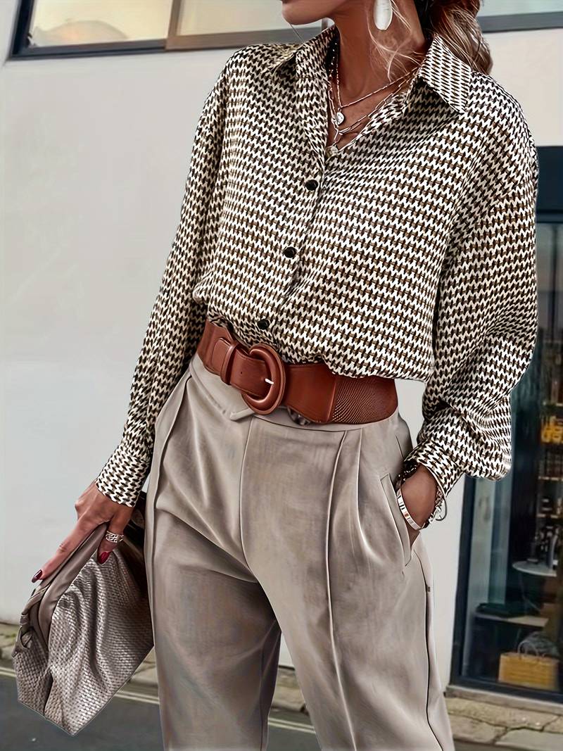 Dames blouse met vintage patroon - lichtgewicht bruine kantooroutfit - klassieke lange mouwen met knoopsluiting