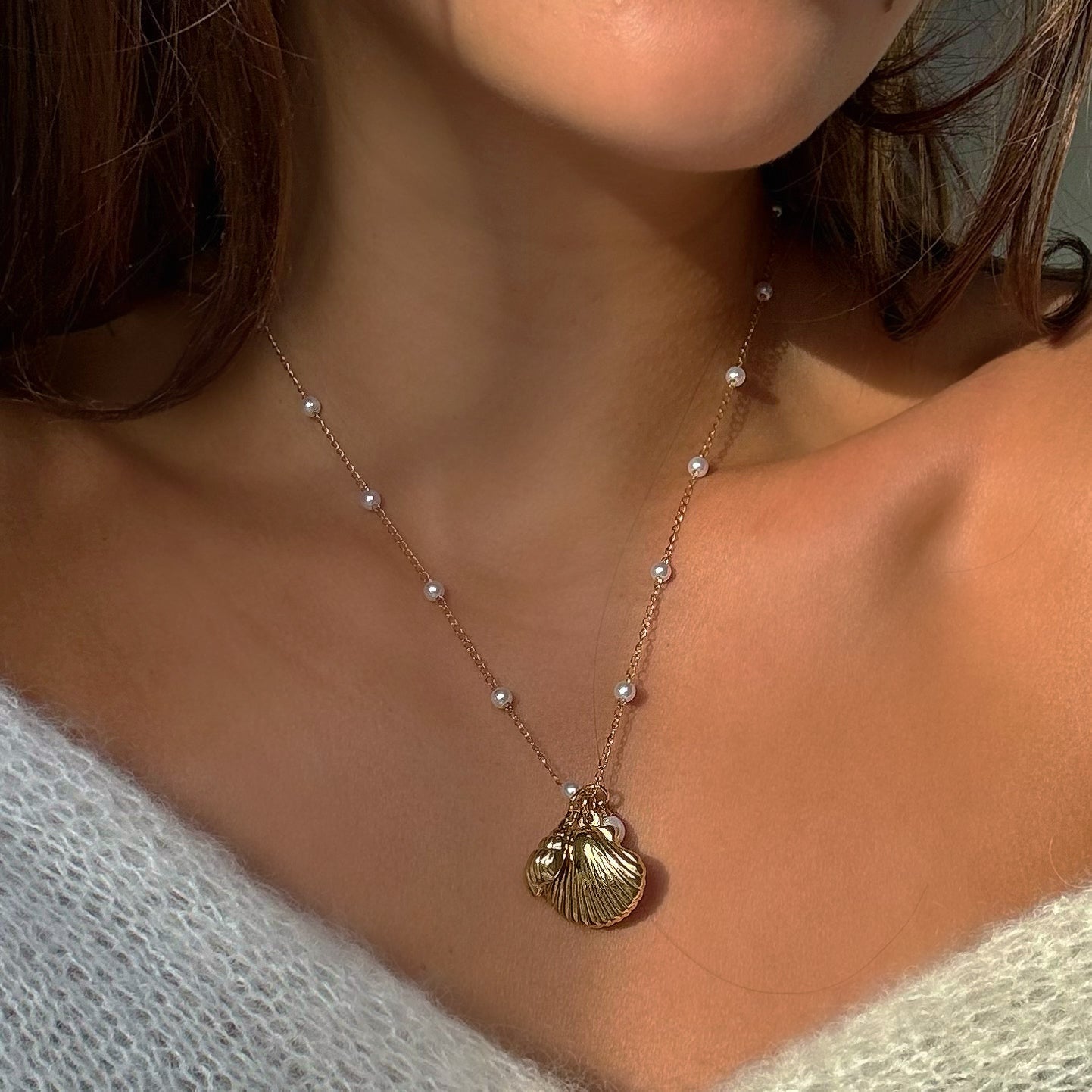 Dames gouden schelp en parelketting – elegante maritieme sieraden
