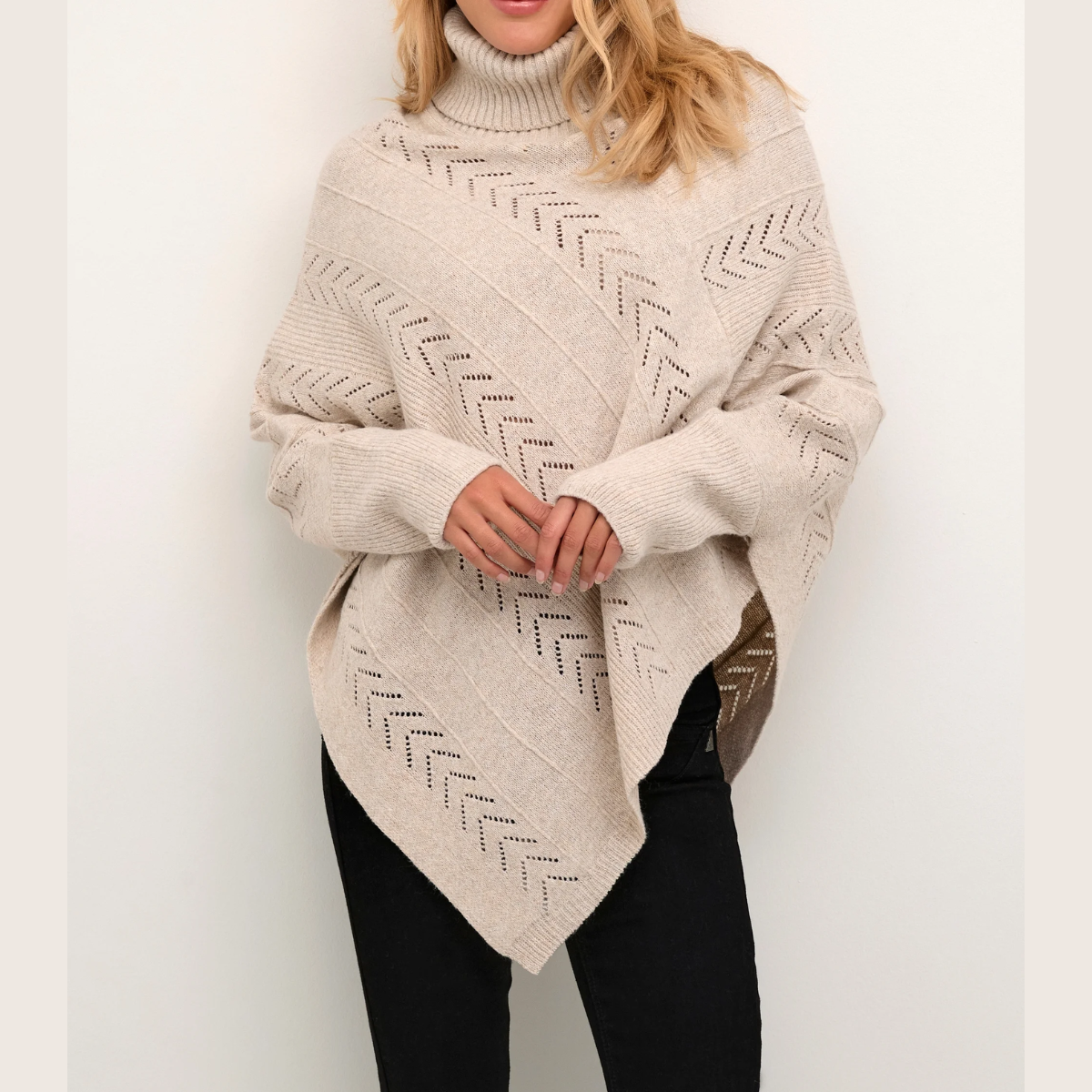 Gebreide poncho met hoge hals - elegante damestrui