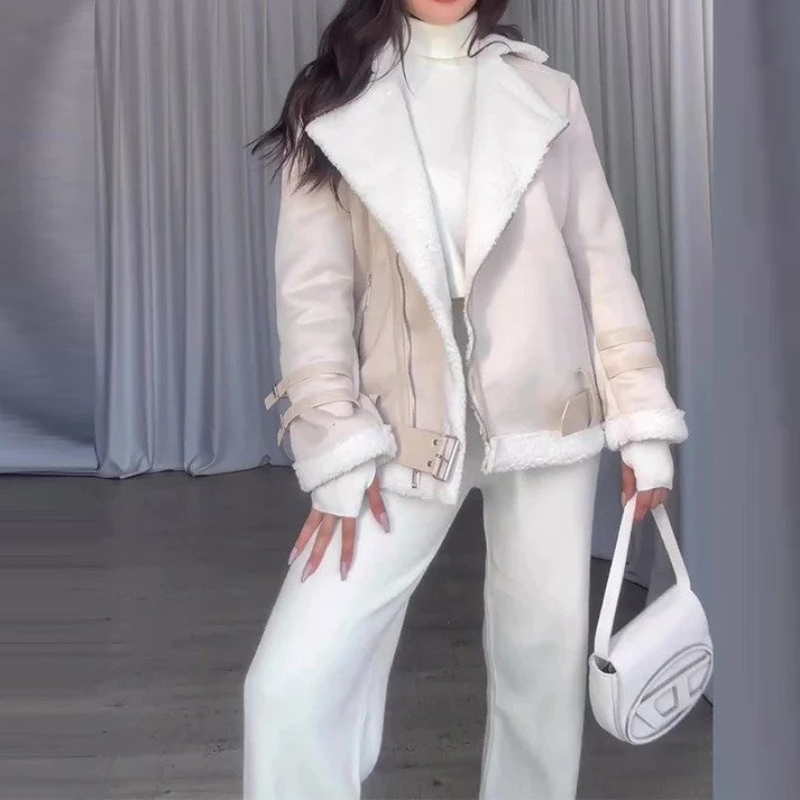 Luxe witte jas in omgekeerd lam - elegante dames winterjas - Bakkermode.nl