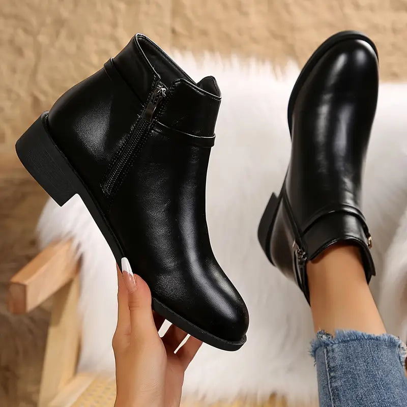 Zwarte enkellaarsjes - stijlvolle dames met chunky hak en ritsdetail - Bakkermode.nl