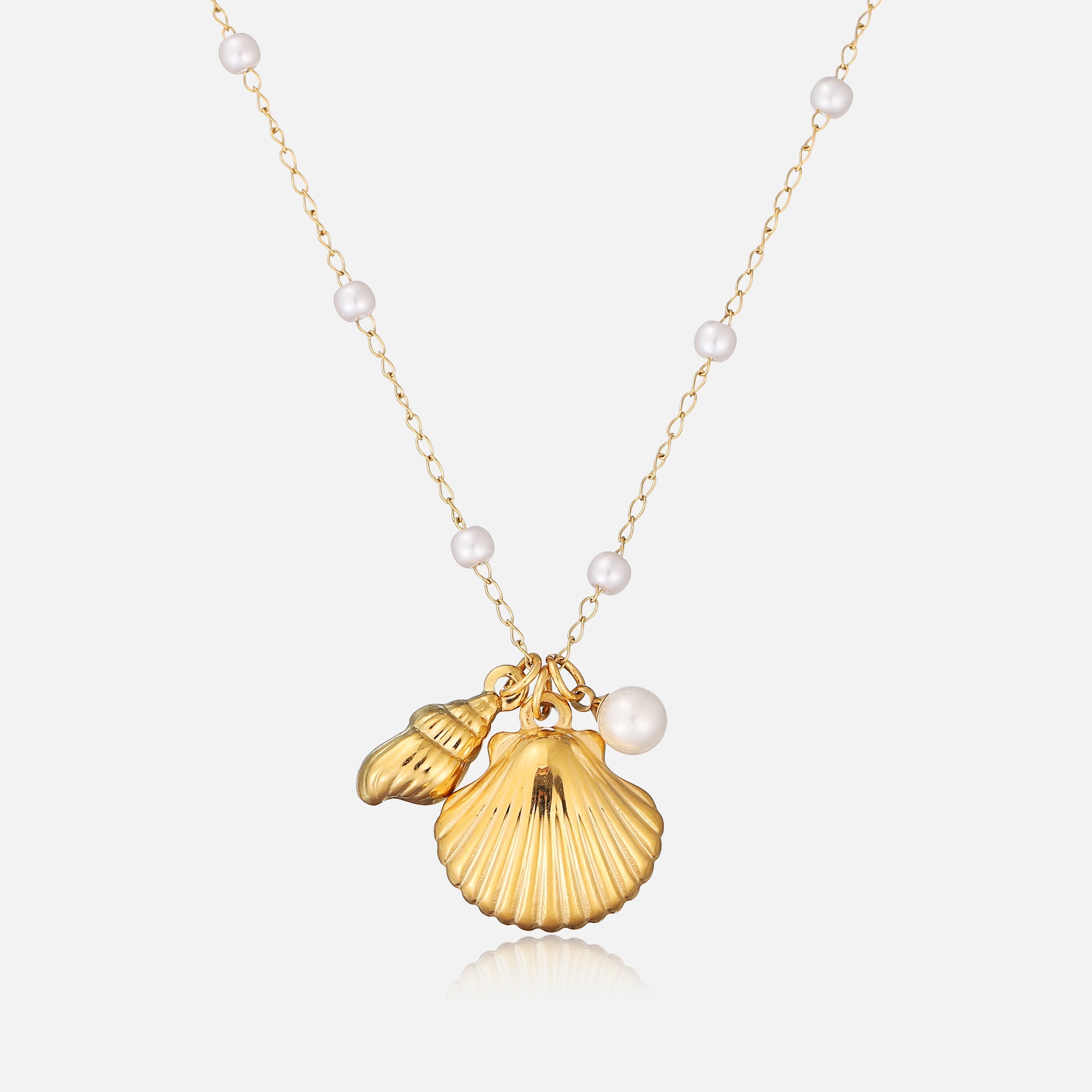 Dames gouden schelp en parelketting – elegante maritieme sieraden