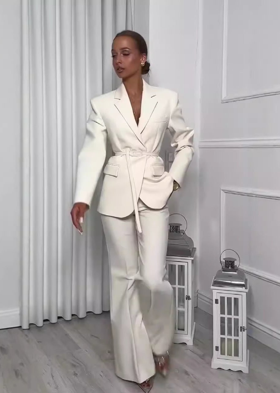 2-delig damespak - getailleerde witte blazer en pantalon - Bakkermode.nl