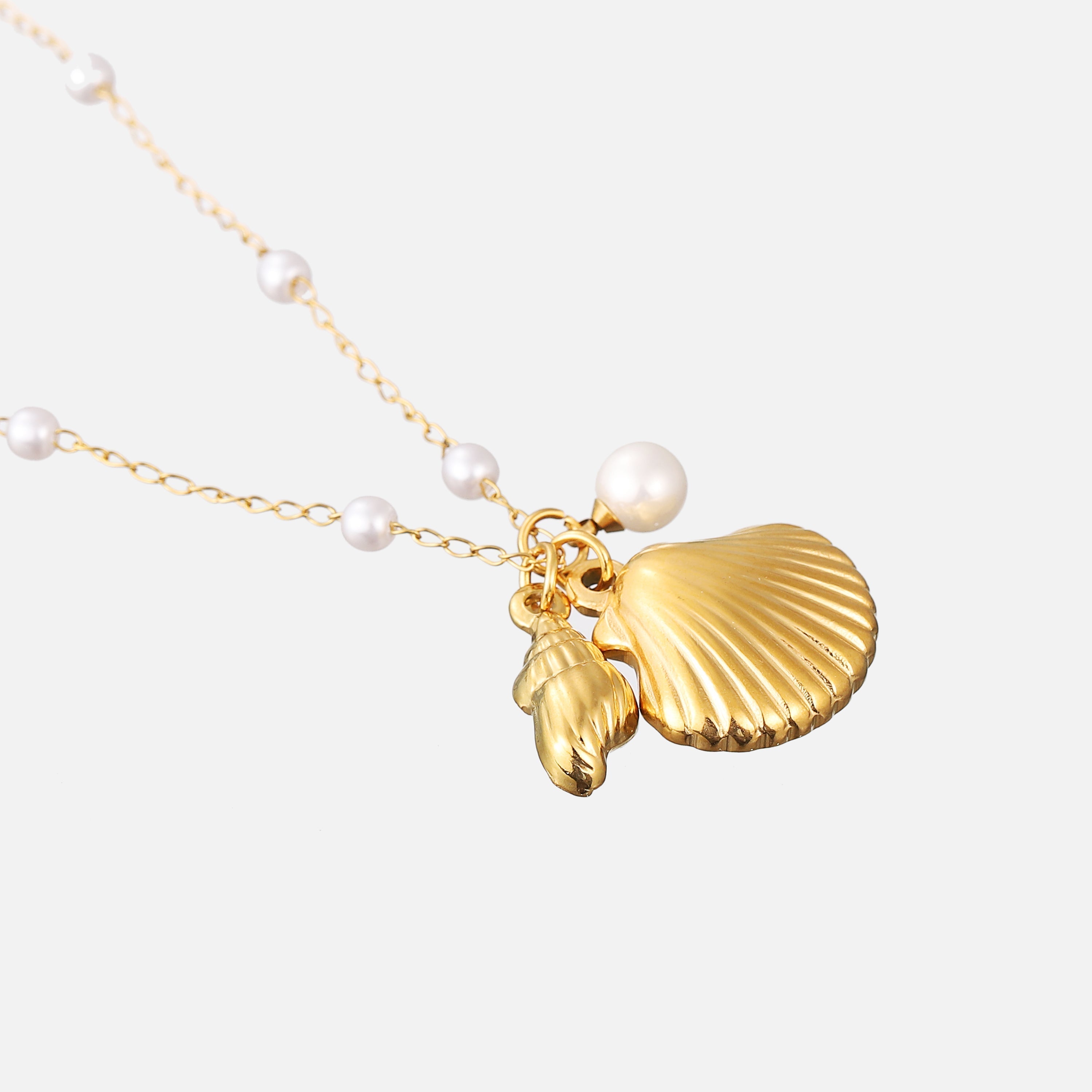 Dames gouden schelp en parelketting – elegante maritieme sieraden