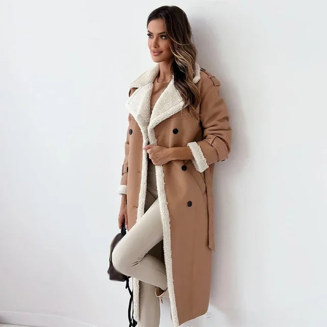 Lange trenchcoat - warme damesjas met shearlingaccent - Bakkermode.nl