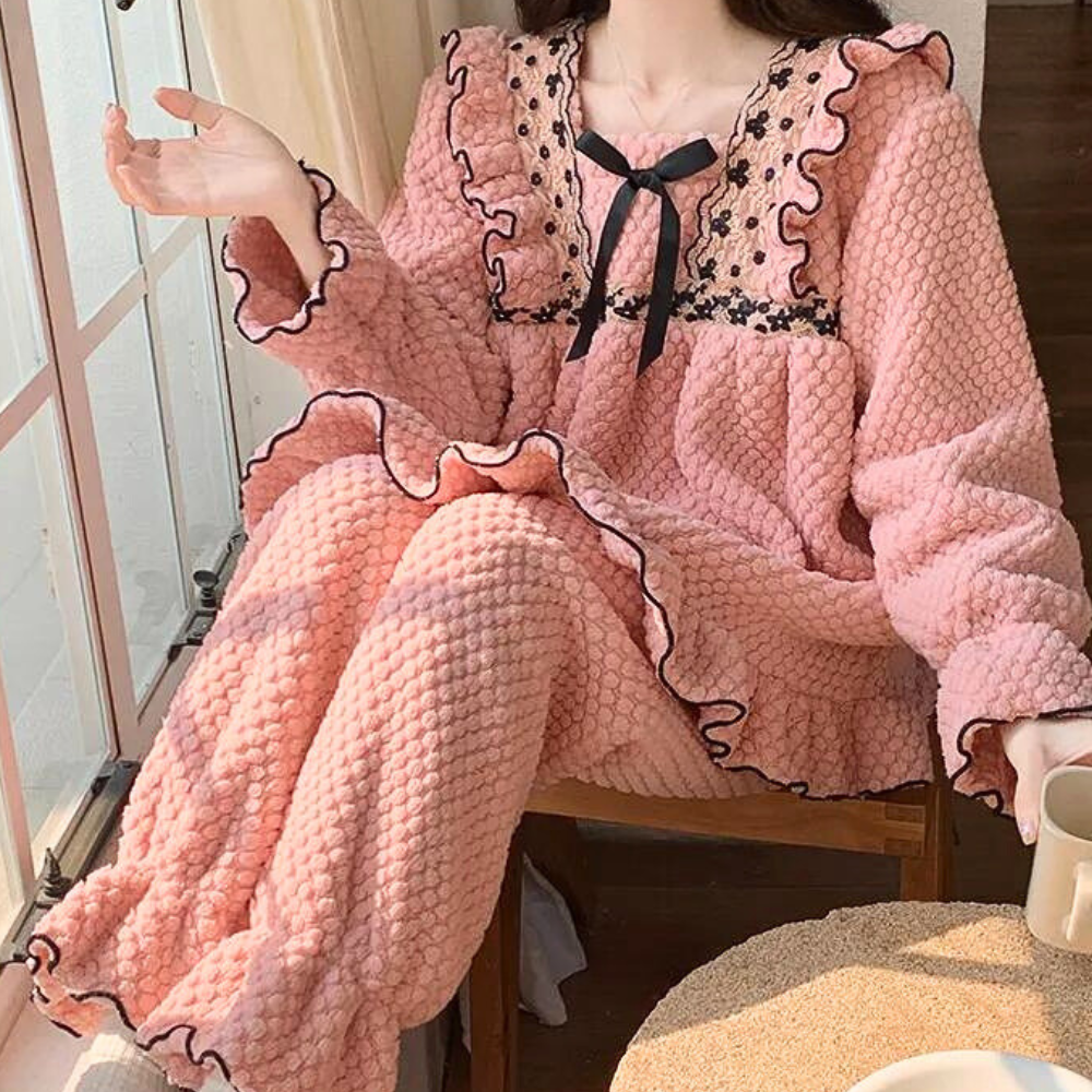 Fluffy roze pyjama set - elegante ruffle loungewear