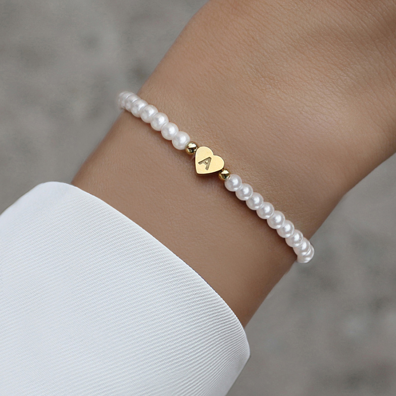 Parelarmband - elegante witte damesarmband met hartjesbedel