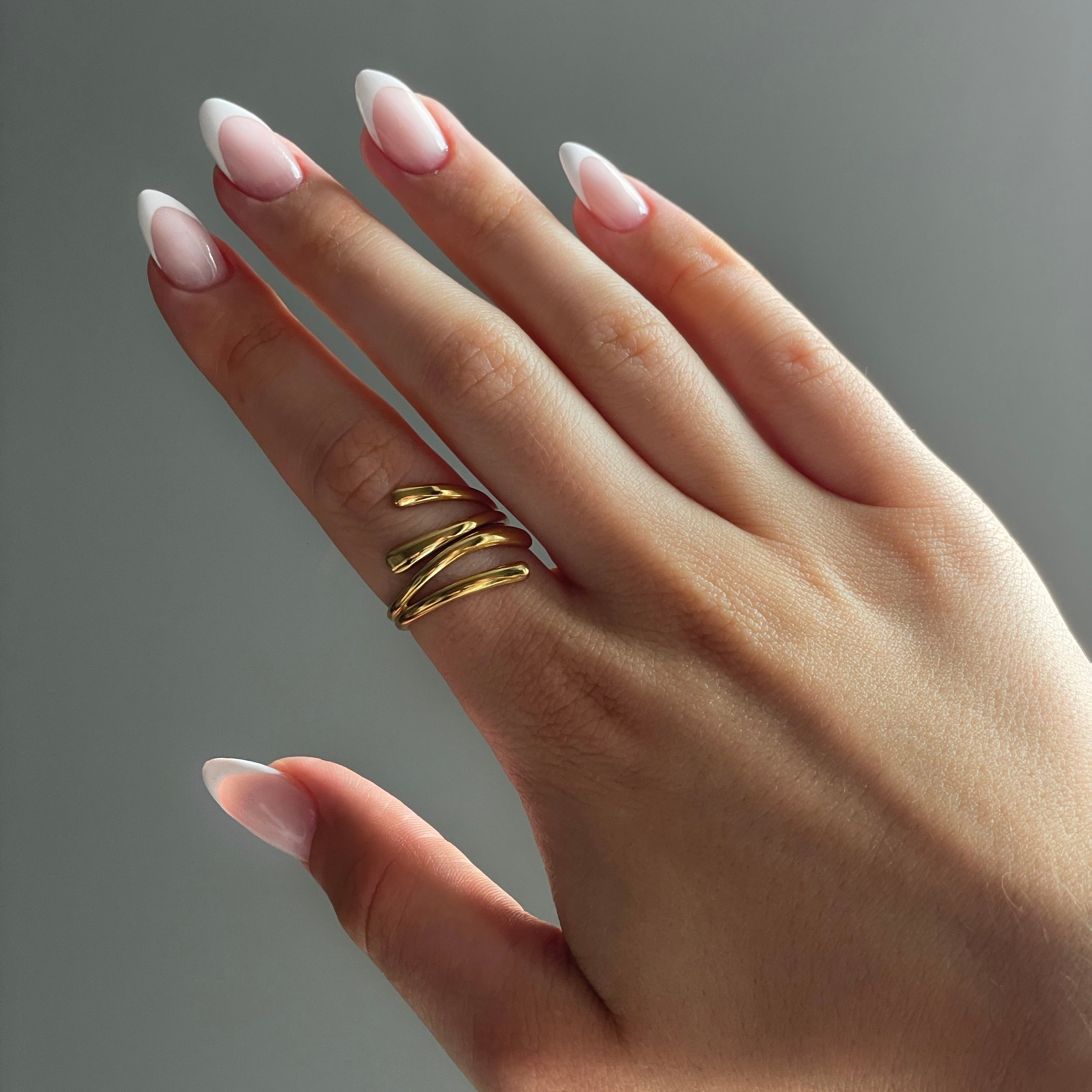 Vrouwen gouden ring met unieke drievoudige spiraalontwerp - moderne accentstuk voor dames