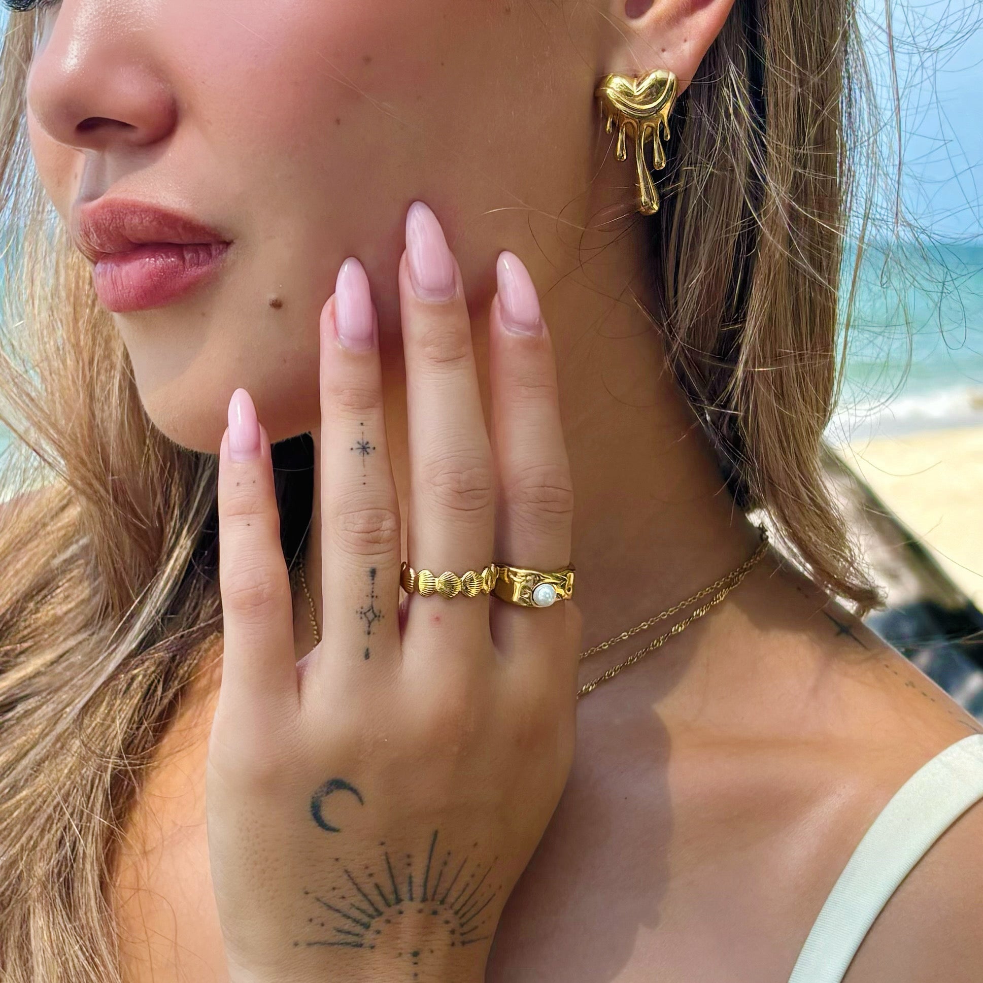 2-delige gouden en zilveren druppende hart oorbellen met een hedendaags design - stijlvolle hypoallergene accessoires voor dames