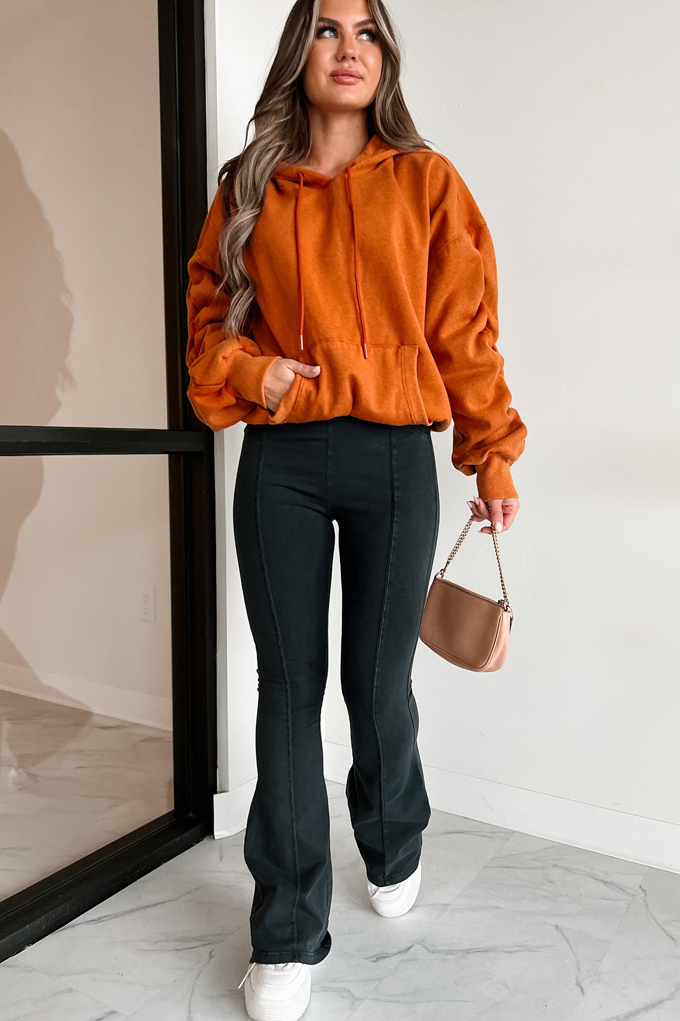 Oversized hoodie - zachte katoenen dames trui met capuchon en zakken in oranje - Bakkermode.nl