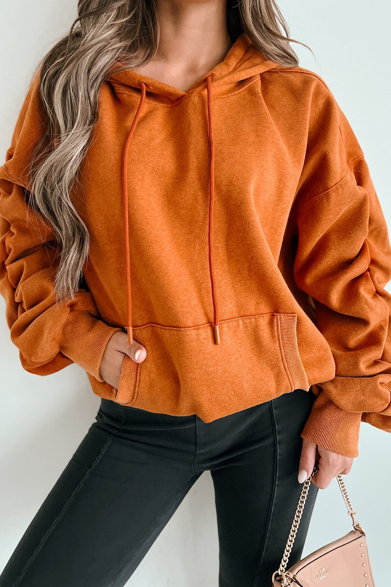Oversized hoodie - zachte katoenen dames trui met capuchon en zakken in oranje - Bakkermode.nl