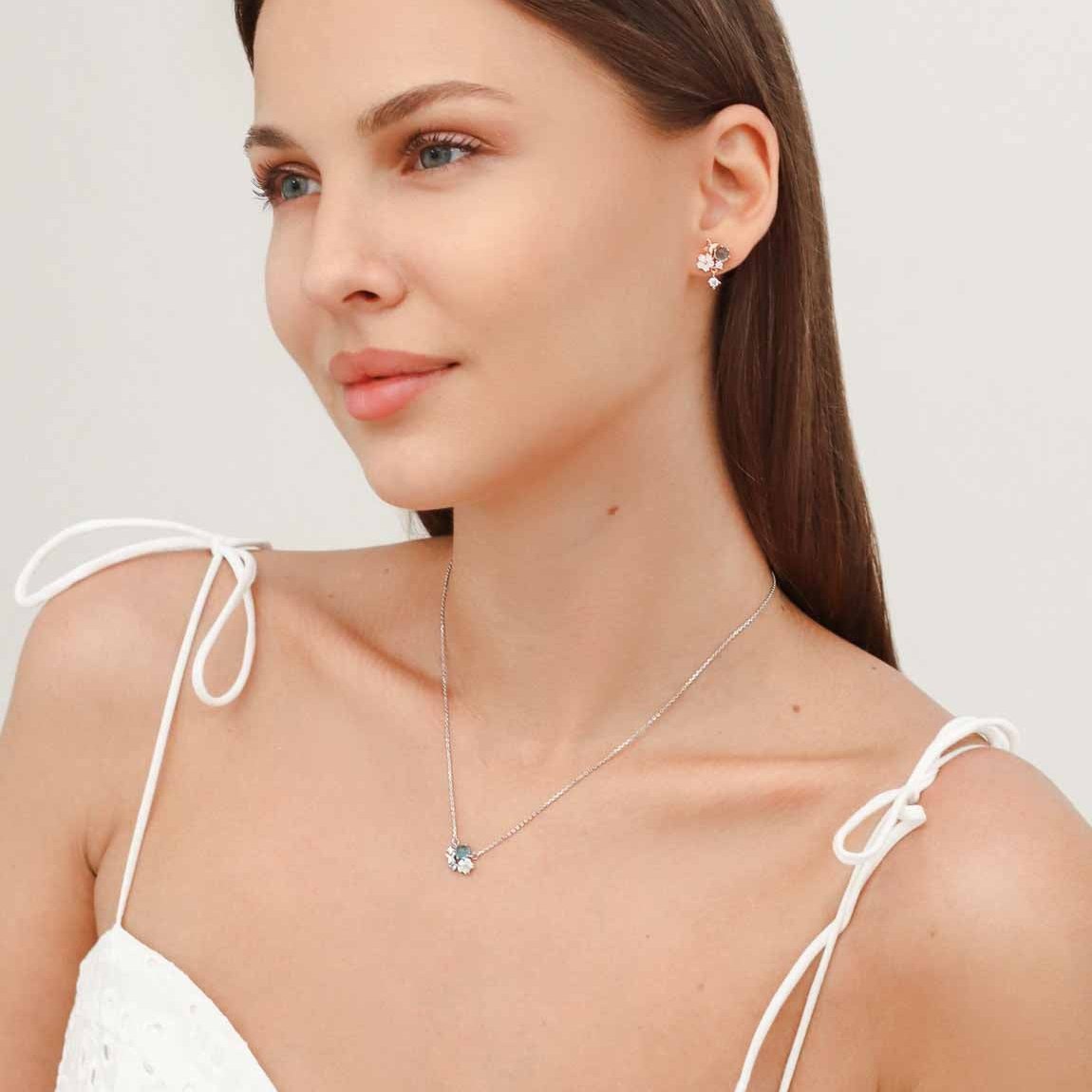 Bloemige hanger ketting - elegante zilveren sieraden voor dames met blauwe accenten