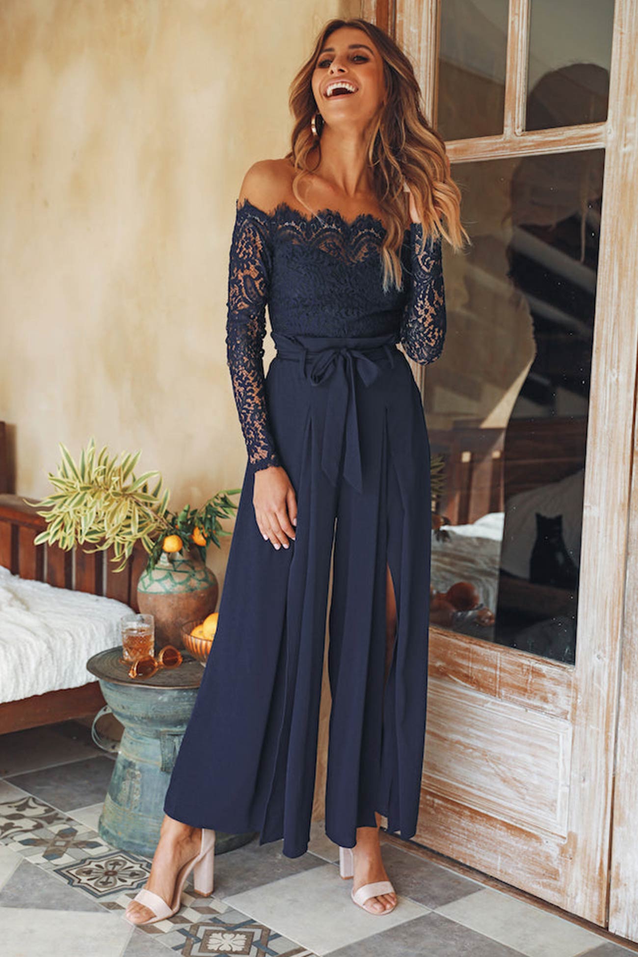 Dames blauwe jumpsuit - off-shoulder kantdesign voor elegante avonden