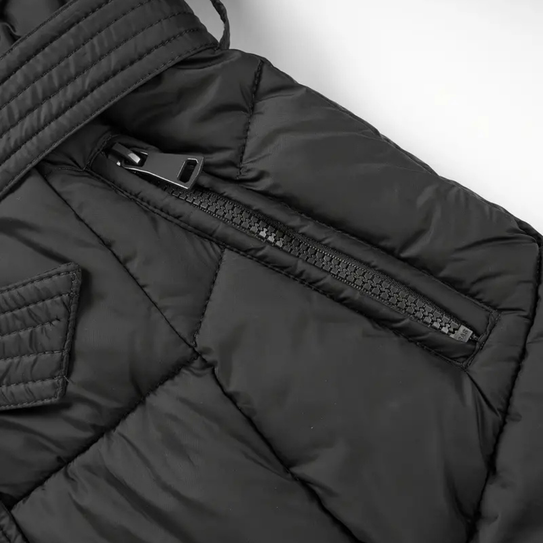 Gevoerde winterjas - stijlvolle zwarte damesjas met een nepbontkap