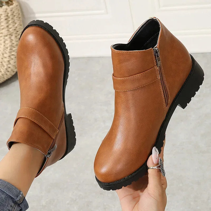 Retro leren enkellaarzen dames – lage hakken met gespsluiting - Bakkermode.nl