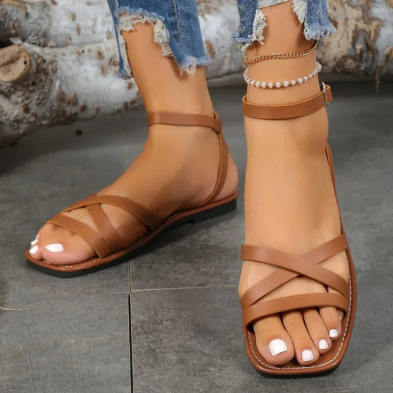 Bruine sandalen met kruisbande en enkelband - Bakkermode.nl
