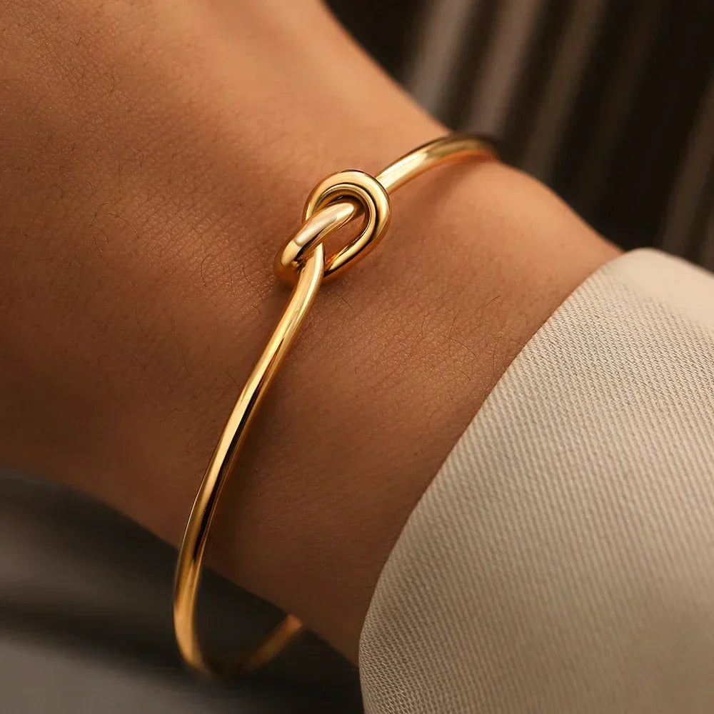 Gouden bangle armband - verfijnd knoopontwerp voor dames
