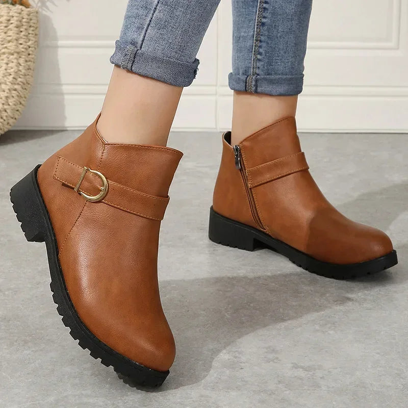 Retro leren enkellaarzen dames – lage hakken met gespsluiting - Bakkermode.nl