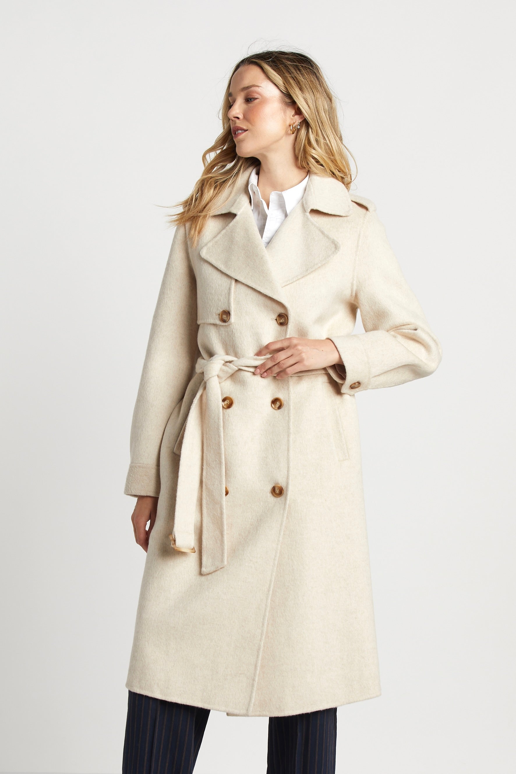 Trenchcoat - dames wollen jas met dubbele rij knopen en afneembare riem en stormflap - Bakkermode.nl