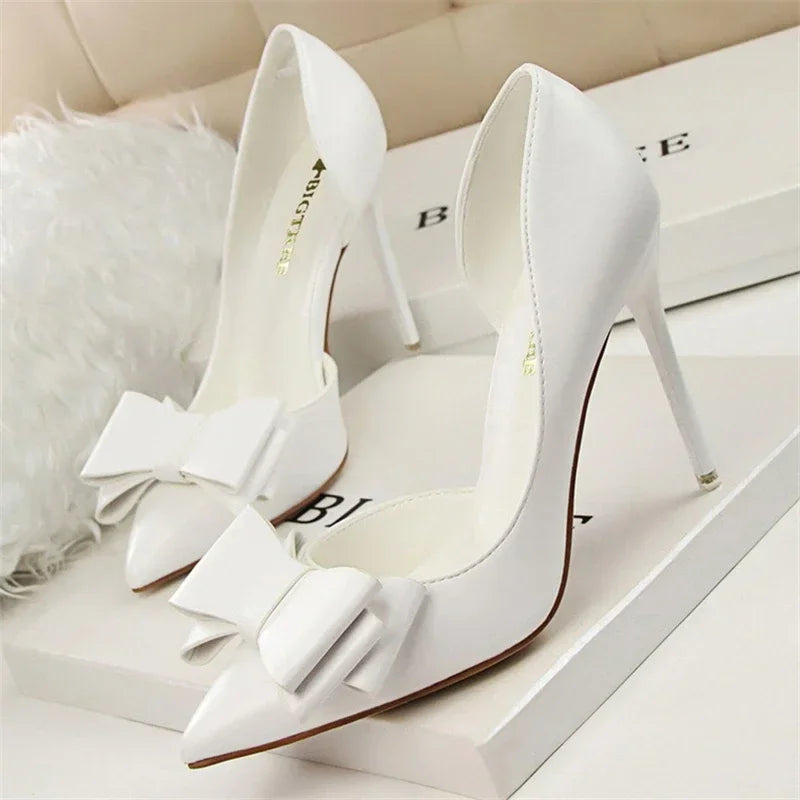 Dames hoge hakken met strikdetail - elegante spitse pumps voor vrouwen