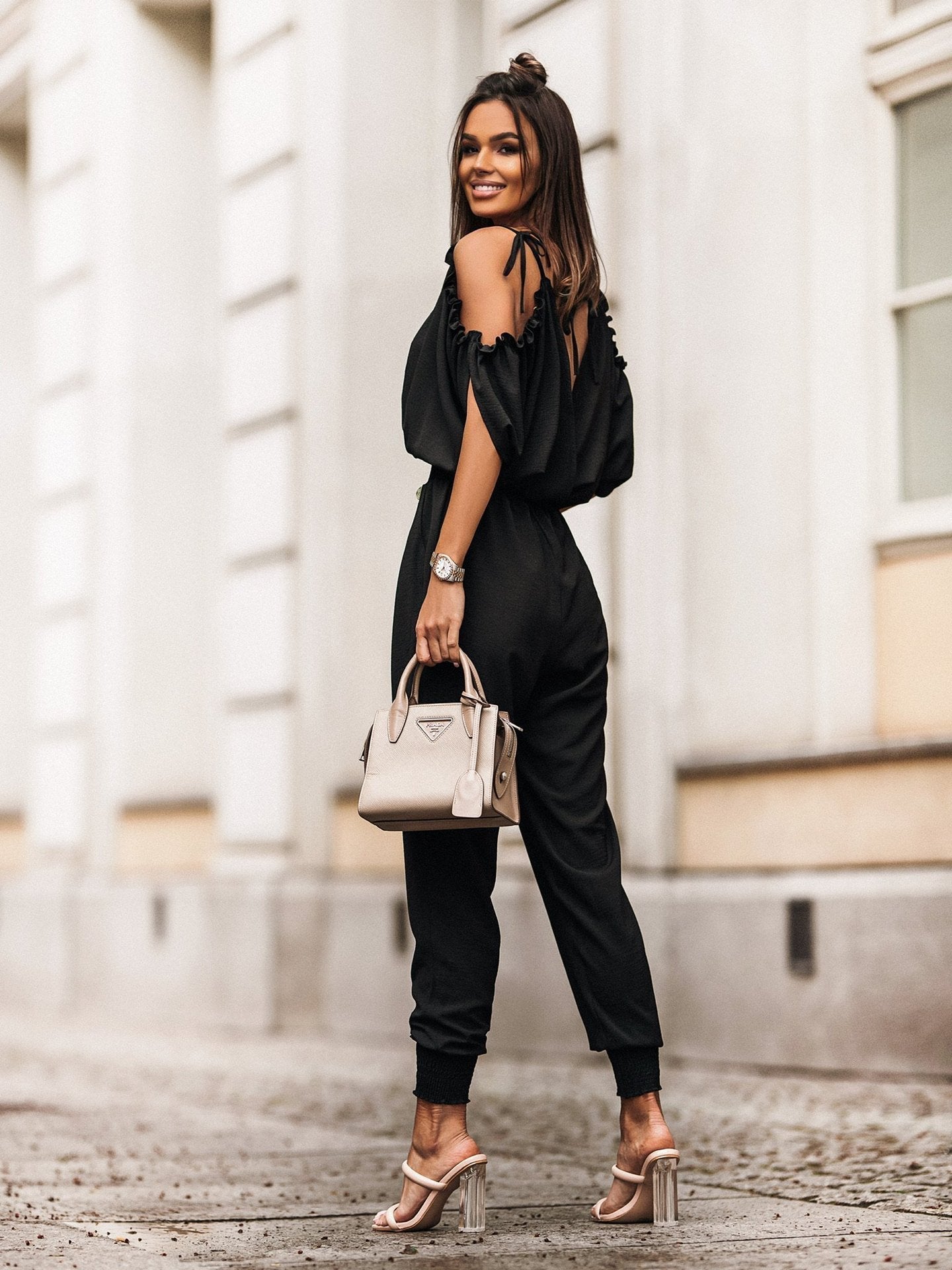 Vrouwen jumpsuit met elegante uitsnijding - zwarte casual outfit voor elke gelegenheid