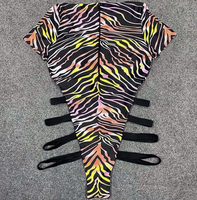 Zebra print badpak met korte mouwen en cut-out details - Bakkermode.nl