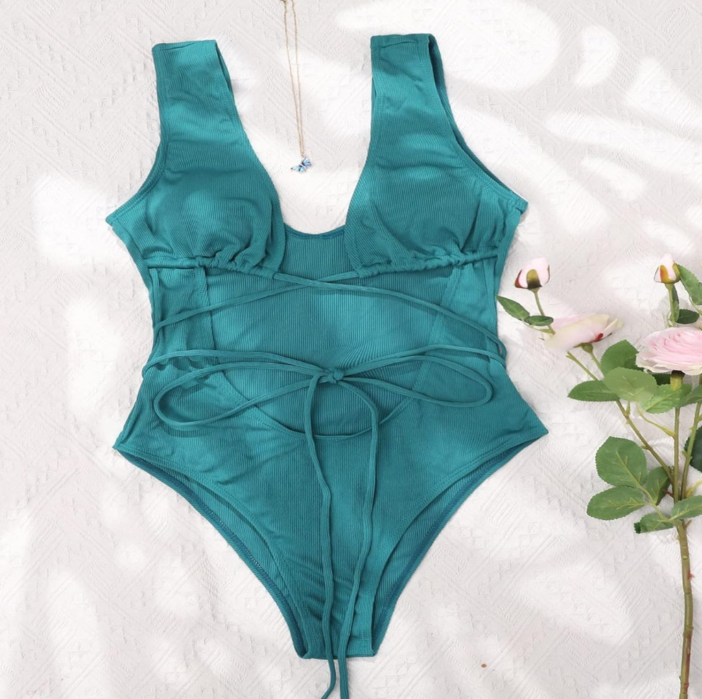 Groen badpak met vetersluiting en uitsparingen - Bakkermode.nl