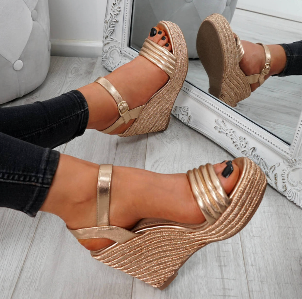 Gouden sleehak sandalen - Bakkermode.nl