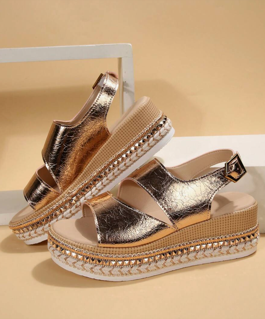 Gouden sleehaksandalen met metallic afwerking - Bakkermode.nl