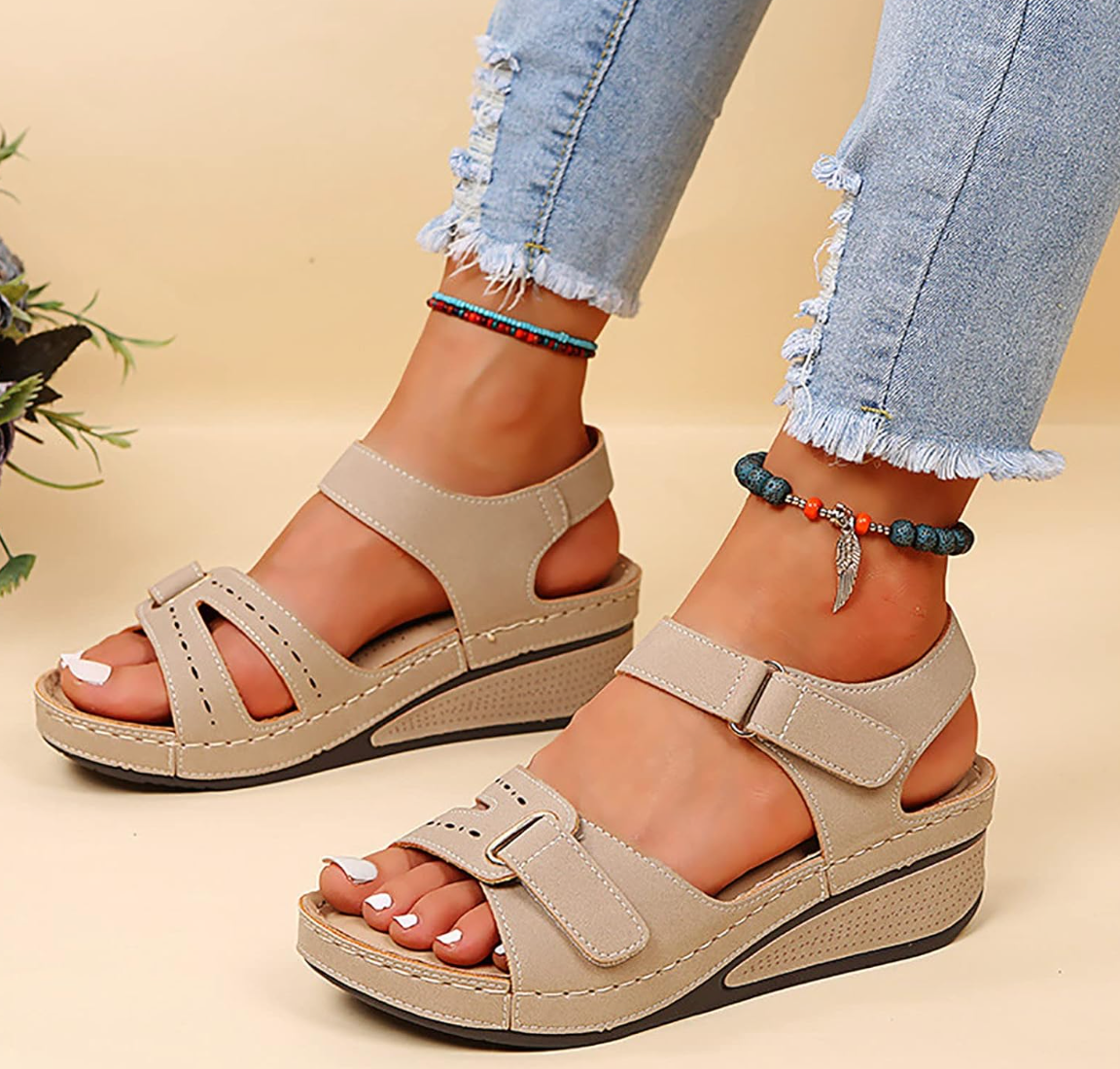 Beige sleehaksandalen met klittenbandsluiting - Bakkermode.nl