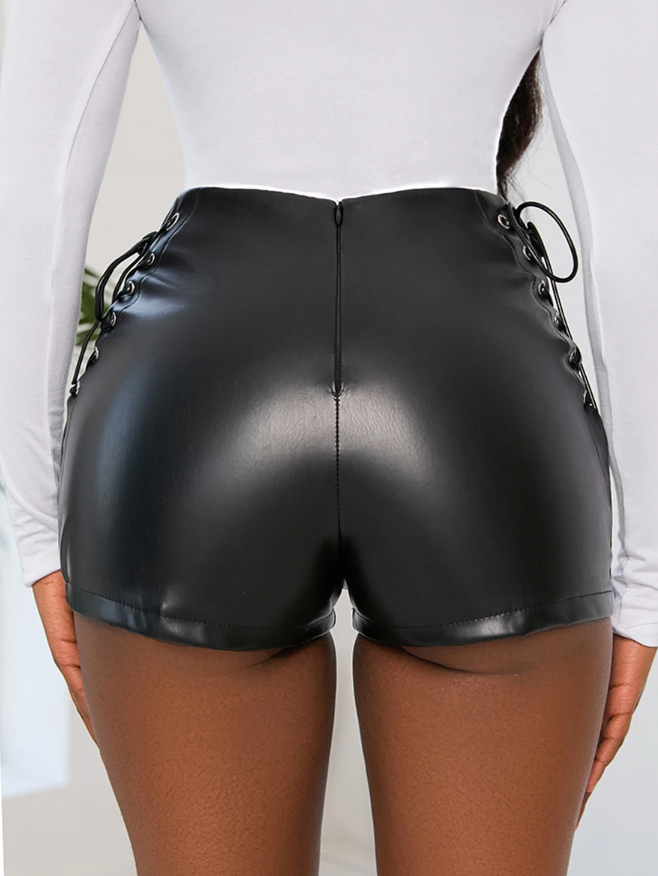 Zwarte leren shorts met gesp - Bakkermode.nl