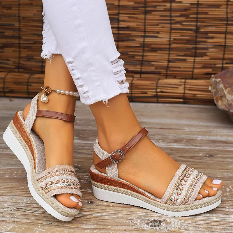 Elegante witte wedgesandalen voor vrouwen - stijlvolle hoogte voor casual en chique gelegenheden
