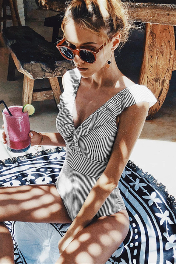 Vrouwelijke vintage zwemkleding - retro één-piecer voor zonnige dagen met elegante ruches