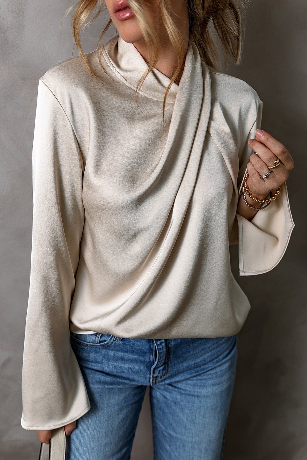 Dames satin blouse in elegant beige met lange mouwen - stijlvol draperingstop voor veelzijdige looks