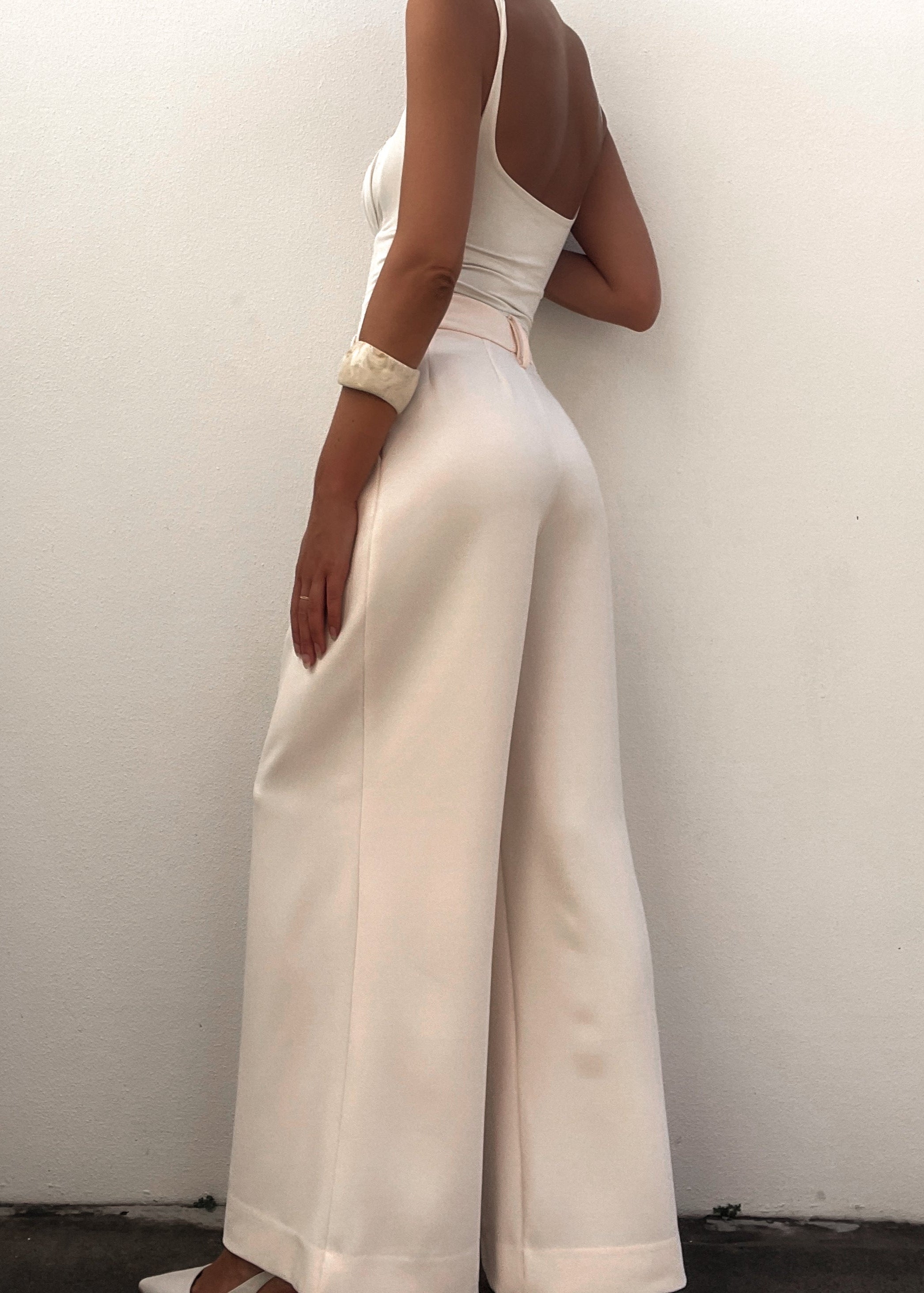 Damesbroek met wijde pijpen in elegant beige - op maat gemaakt voor kantoor of avondkleding