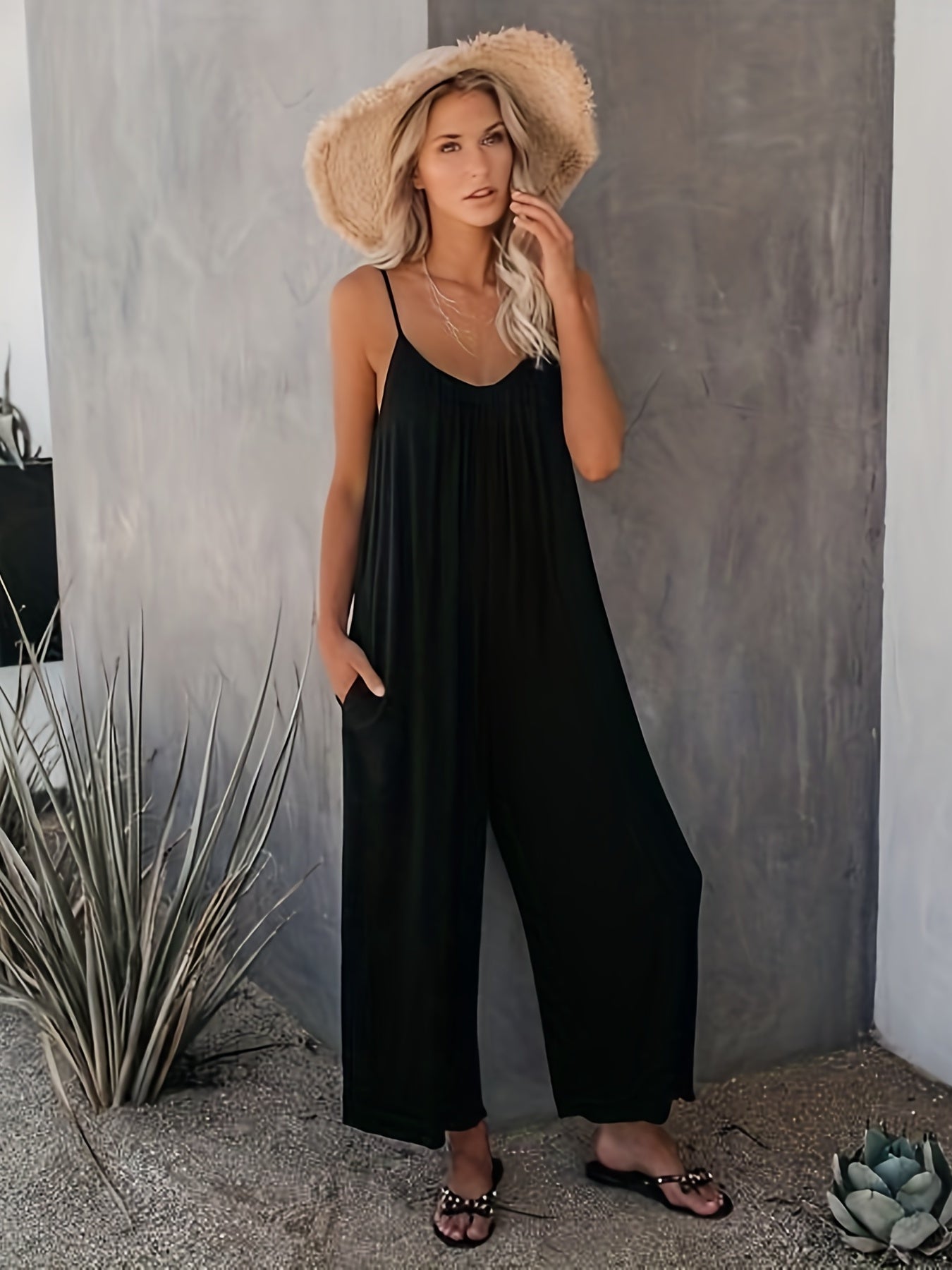 Wide leg jumpsuit - elegante zwarte dames romper met spaghettibandjes