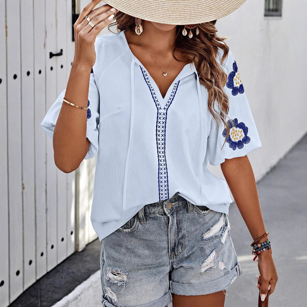 Dames geborduurde blouse - lichte bloemen top voor moeiteloze zomerstijl