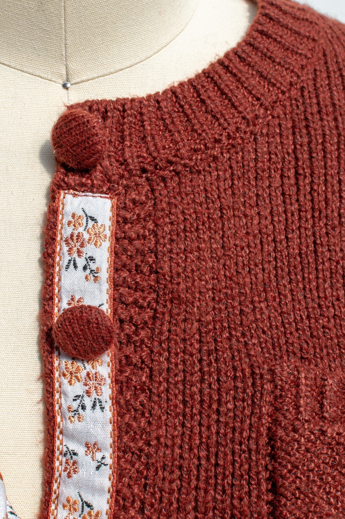 Korte gebreide cardigan - rode dames vest met knoopsluiting en borstzakje - Bakkermode.nl