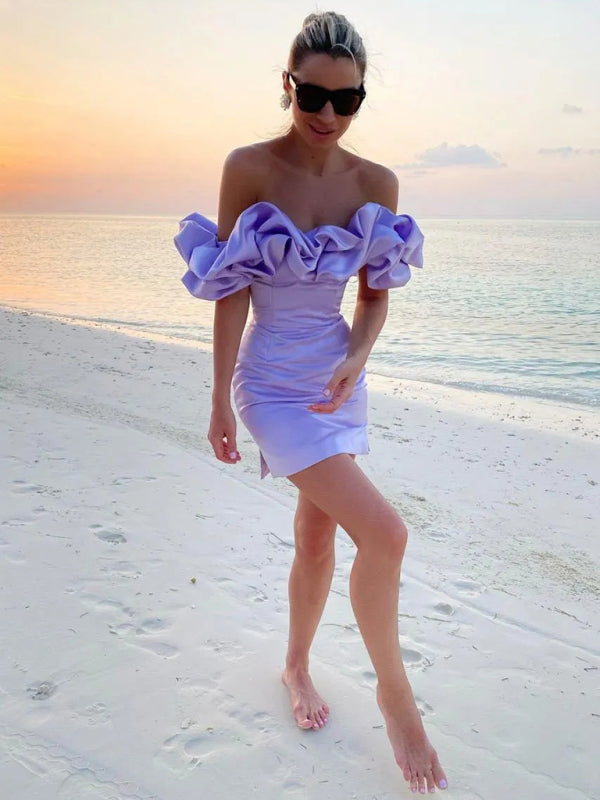 Vrouwelijke off-shoulder feestjurk met ruffle details - trendy strandkleding voor zomerse bijeenkomsten