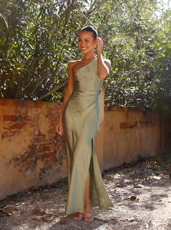 Dames maxikleed met één schouder in elegant groen - verfijnde avondoutfit met split