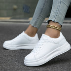 Dames leren sneakers - stijlvolle witte lage trainers - Bakkermode.nl