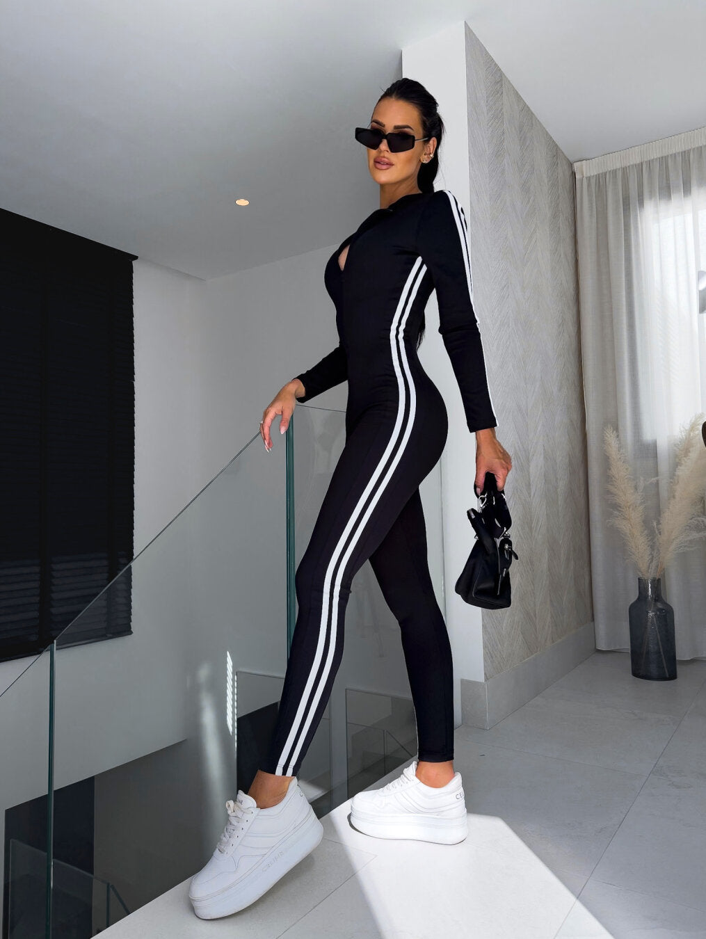 Dames sportieve jumpsuit activewear met lange mouwen en rits - strak zwart casual of workout outfit