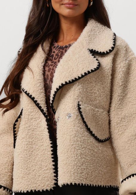 Teddy jas dames – warme oversized winterjas in beige met zwarte accenten - Bakkermode.nl
