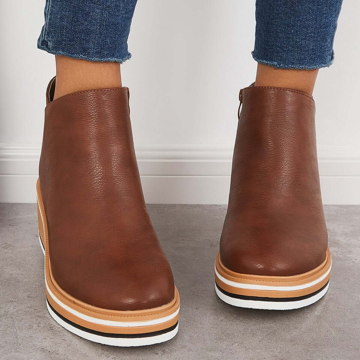 Enkellaarsjes met sleehak - stijlvolle zwarte dameslaarzen - Bakkermode.nl