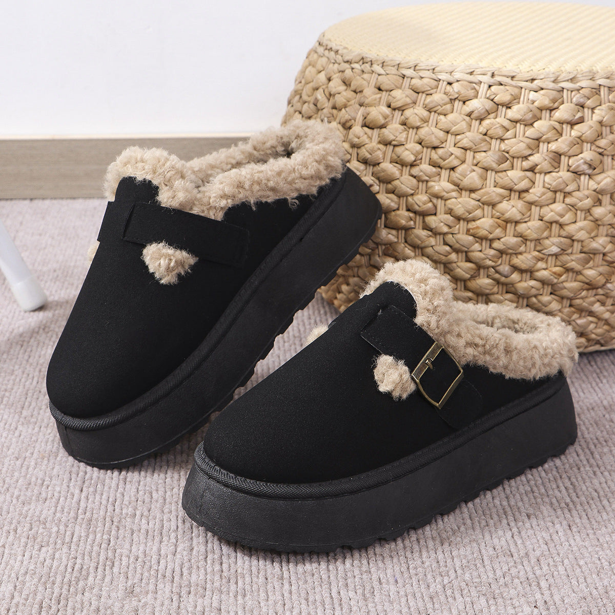 Warme pantoffels - dames huis slippers met sherpa voering en riemdetail - Bakkermode.nl