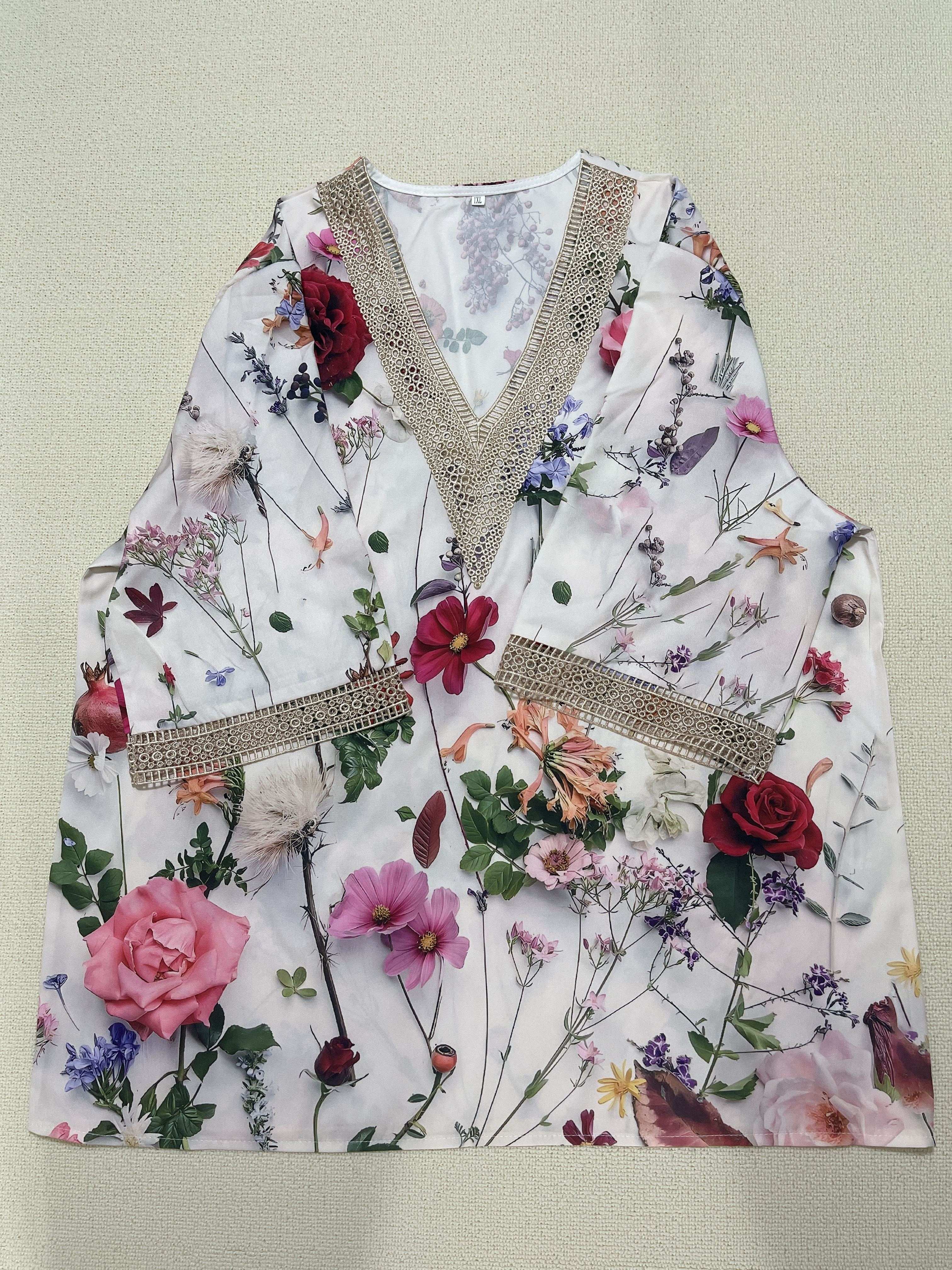 Dames t-shirt met paisleydessin - v-hals en kantdetail met halve mouwen