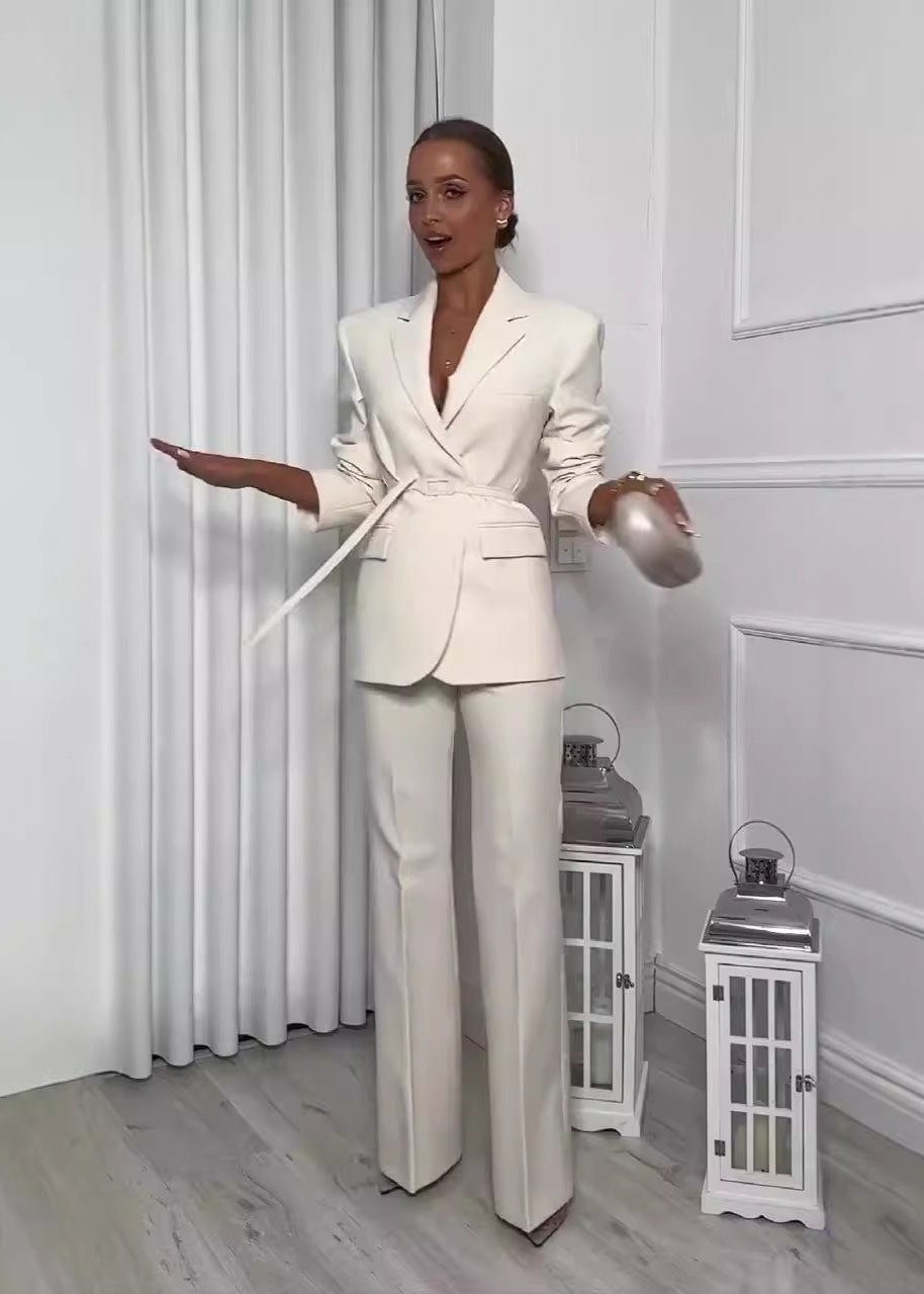 2-delig damespak - getailleerde witte blazer en pantalon - Bakkermode.nl