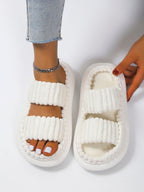 Witte fuzzy slippers dames – comfortabele instap huisslippers - Bakkermode.nl